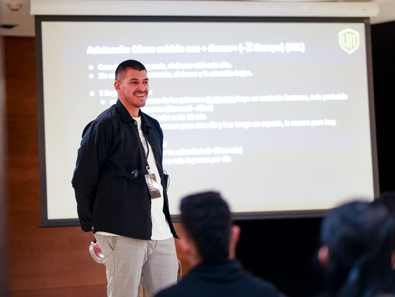 Jole Palomino dando una clase del sistema NeuroFunnel